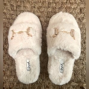 Qupid cozy sherpa slippers size 6